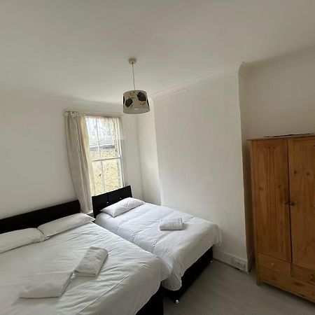 East London 2 Bedroom Flat ภายนอก รูปภาพ