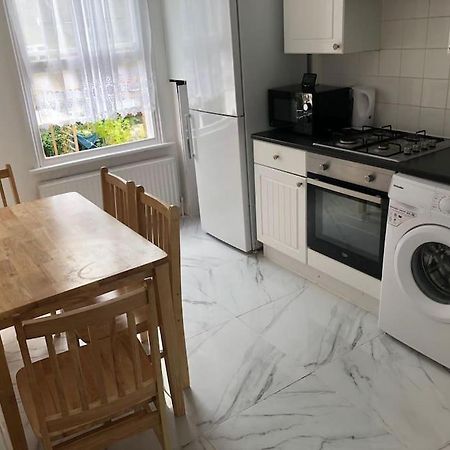 East London 2 Bedroom Flat ภายนอก รูปภาพ