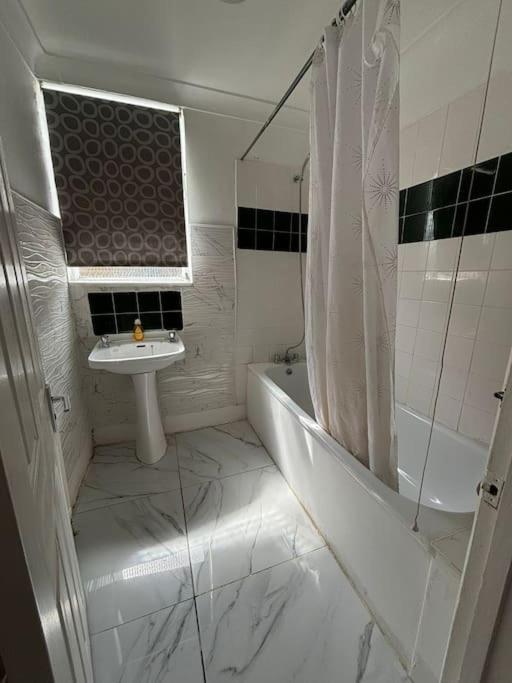 East London 2 Bedroom Flat ภายนอก รูปภาพ