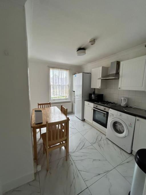 East London 2 Bedroom Flat ภายนอก รูปภาพ