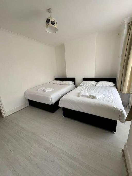 East London 2 Bedroom Flat ภายนอก รูปภาพ