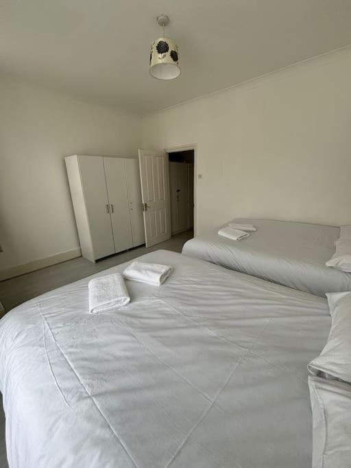 East London 2 Bedroom Flat ภายนอก รูปภาพ