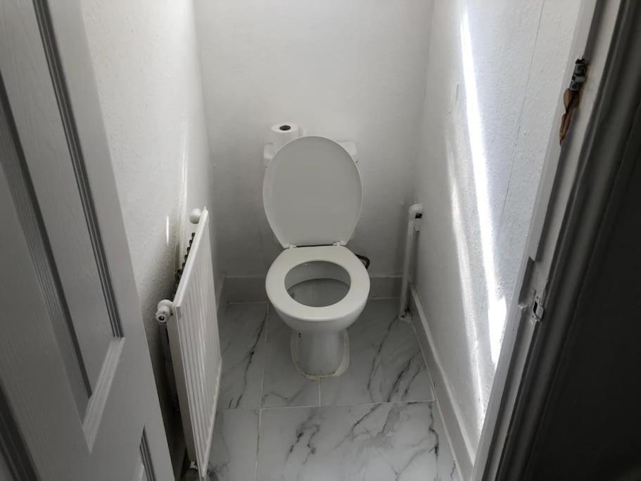 East London 2 Bedroom Flat ภายนอก รูปภาพ