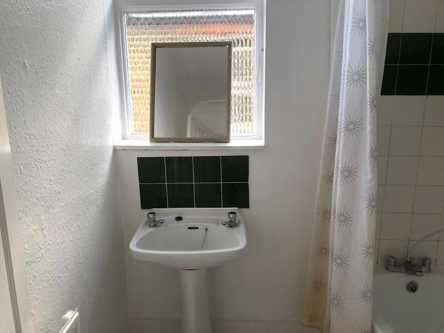 East London 2 Bedroom Flat ภายนอก รูปภาพ
